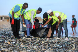 Stosy plastikowych śmieci na plaży w Somalii