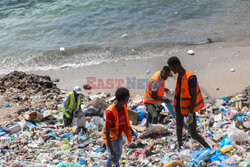 Stosy plastikowych śmieci na plaży w Somalii