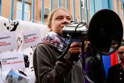 Greta Thunberg na proteście przed przedstawicielstwem ONZ w Erywaniu