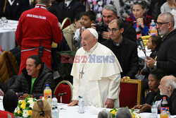 Papież Franciszek uczestniczy w obiedzie z 1300 ubogimi