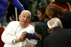 Papież Franciszek uczestniczy w obiedzie z 1300 ubogimi