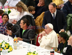 Papież Franciszek uczestniczy w obiedzie z 1300 ubogimi