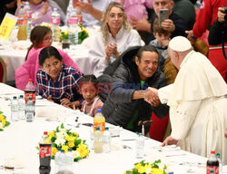 Papież Franciszek uczestniczy w obiedzie z 1300 ubogimi