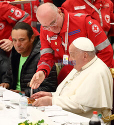 Papież Franciszek uczestniczy w obiedzie z 1300 ubogimi