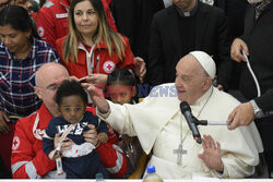 Papież Franciszek uczestniczy w obiedzie z 1300 ubogimi