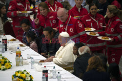 Papież Franciszek uczestniczy w obiedzie z 1300 ubogimi