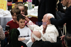 Papież Franciszek uczestniczy w obiedzie z 1300 ubogimi