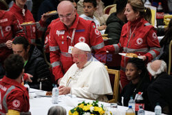 Papież Franciszek uczestniczy w obiedzie z 1300 ubogimi