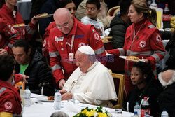 Papież Franciszek uczestniczy w obiedzie z 1300 ubogimi