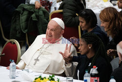 Papież Franciszek uczestniczy w obiedzie z 1300 ubogimi