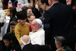 Papież Franciszek uczestniczy w obiedzie z 1300 ubogimi