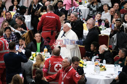 Papież Franciszek uczestniczy w obiedzie z 1300 ubogimi