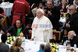 Papież Franciszek uczestniczy w obiedzie z 1300 ubogimi