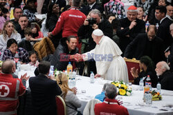 Papież Franciszek uczestniczy w obiedzie z 1300 ubogimi