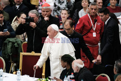 Papież Franciszek uczestniczy w obiedzie z 1300 ubogimi