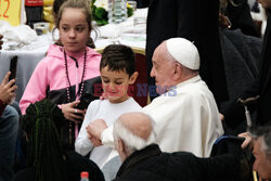 Papież Franciszek uczestniczy w obiedzie z 1300 ubogimi