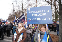 Protest pielęgniarek i położnych przed KPRM