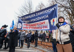 Protest pielęgniarek i położnych przed KPRM