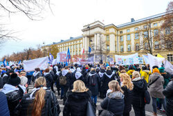 Protest pielęgniarek i położnych przed KPRM