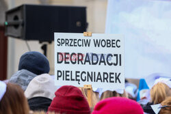 Protest pielęgniarek i położnych przed KPRM