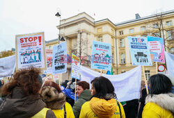 Protest pielęgniarek i położnych przed KPRM