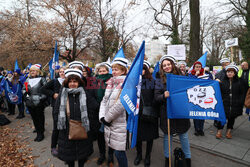 Protest pielęgniarek i położnych przed KPRM