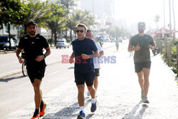 Emmanuel Macron na porannym joggingu