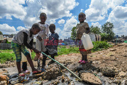 Życie dzieci w slumsach Nairobi