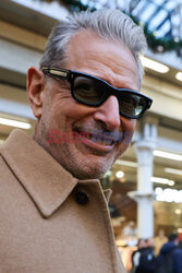 Jeff Goldblum występuje w centrum handlowym w Londynie