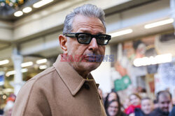 Jeff Goldblum występuje w centrum handlowym w Londynie