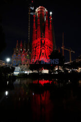 Bazylika Sagrada Familia podświetlona z okazji Czerwonej Środy