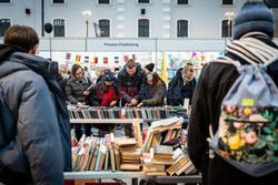 Lodzkie Targi Ksiazki na dworcu Lodz Fabryczna