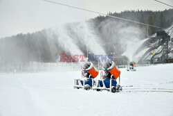 Zakopane ledwo pobielone śniegiem, na stokach pracują armatki...