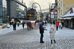 Zakopane ledwo pobielone śniegiem, na stokach pracują armatki...