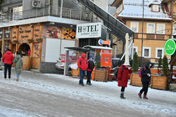 Zakopane ledwo pobielone śniegiem, na stokach pracują armatki...