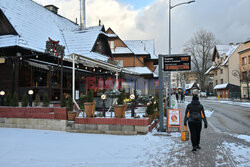 Zakopane ledwo pobielone śniegiem, na stokach pracują armatki...