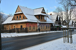 Zakopane ledwo pobielone śniegiem, na stokach pracują armatki...