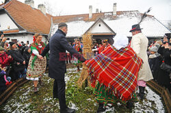 Osadzenie chochoła przed Rydlówką w Krakowie