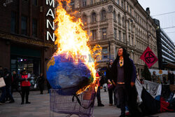 Ognisty protest przeciwko Black Friday w Helsinkach