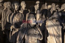 Repliki marmurowych rzeźb z fabryki Duomo w Mediolanie - AFP