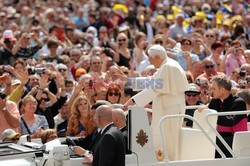 Audiencja Generalna papieża Benedykta XVI na Placu Św. Piotra