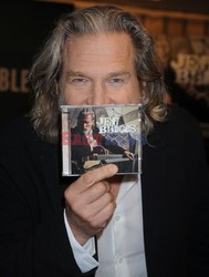 Jeff Bridges podpisuje swoją płytę