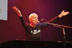 Annie Lennox występuje w Equals