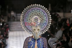 Manish Arora details details